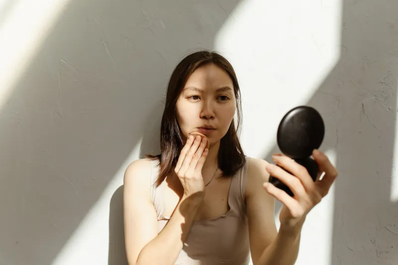 Dermaplaning et maquillage : ce que cette tendance change vraiment pour votre fond de teint