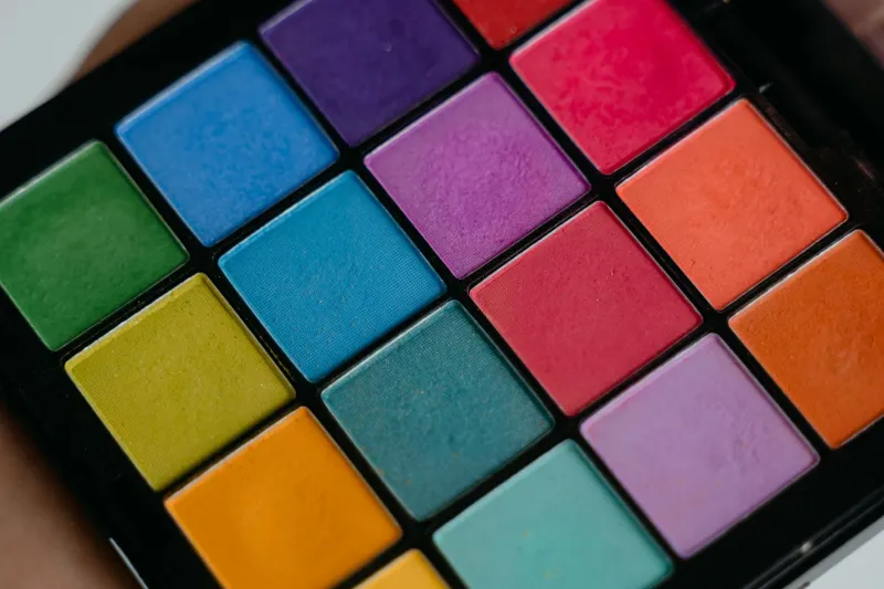 Fards à paupières et carnation : la méthode colorimétrique pour trouver enfin vos teintes parfaites