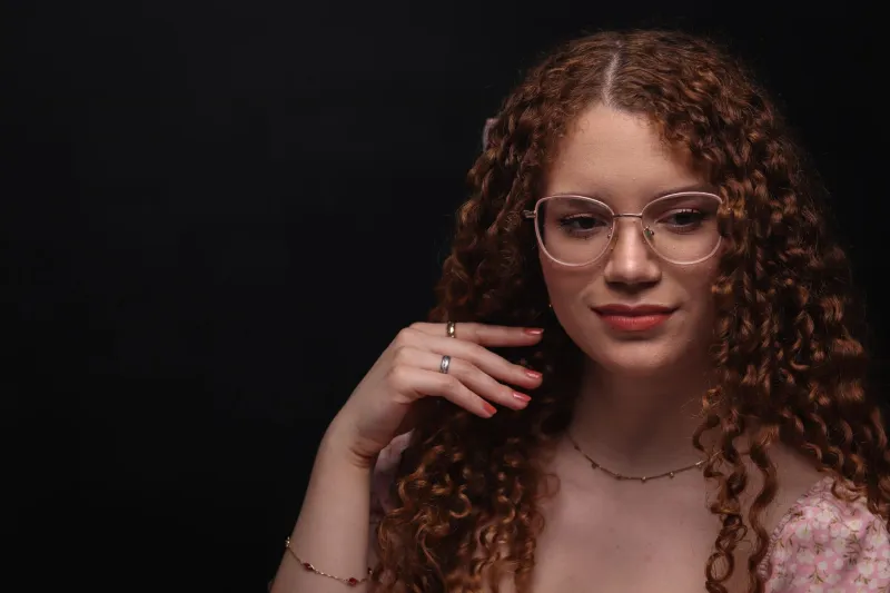 Lunettes et maquillage : toutes les astuces pour des yeux qui s'imposent derrière vos montures