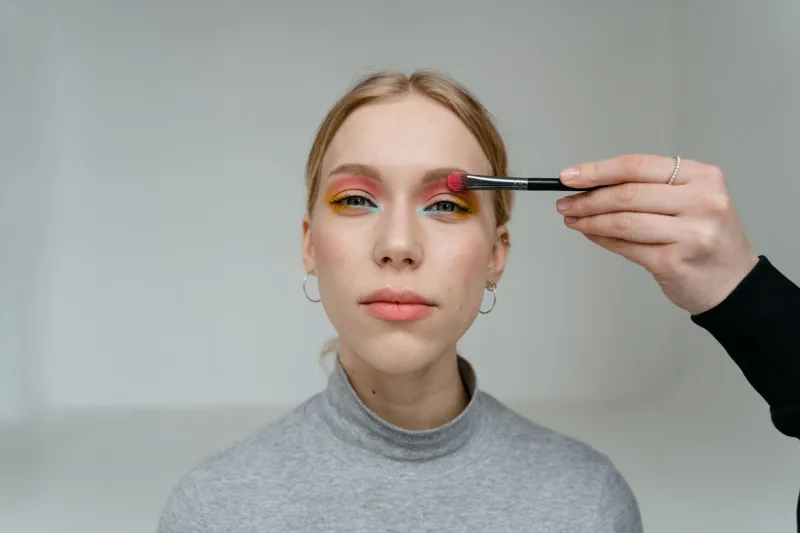 Rhinite, yeux qui piquent et envie de se maquiller quand même : le guide survie beauté pour les allergiques