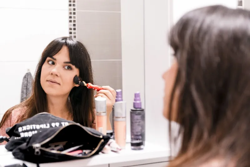 Votre peau change chaque semaine ? C'est vos hormones — et voici comment adapter votre maquillage