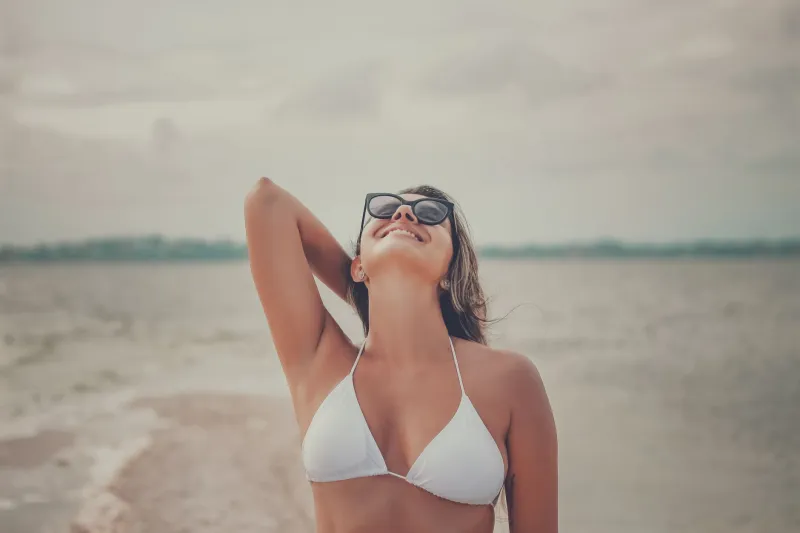 Soleil, lunettes et maquillage : le trio parfait pour un été rayonnant