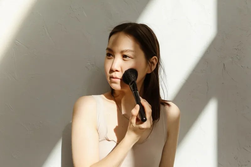 Maquillage et peau réactive : le guide complet pour se faire belles sans compromis