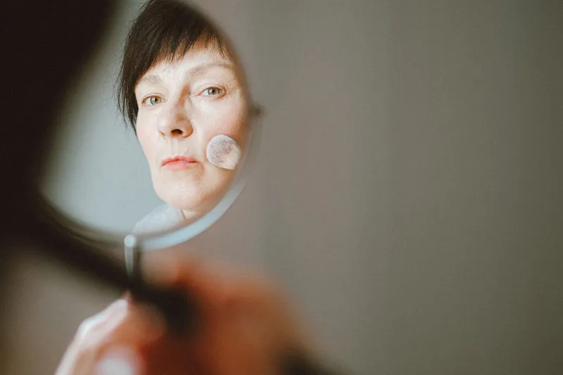 Oubliez le maquillage de vos 20 ans : comment réinventer son style beauté avec le temps