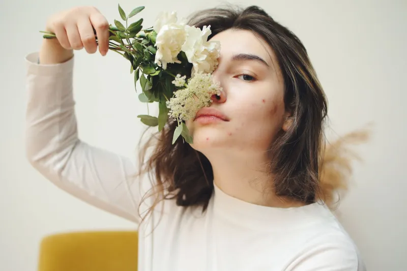 Peau sensible et changements de saison : la routine maquillage qui s'adapte toute l'année